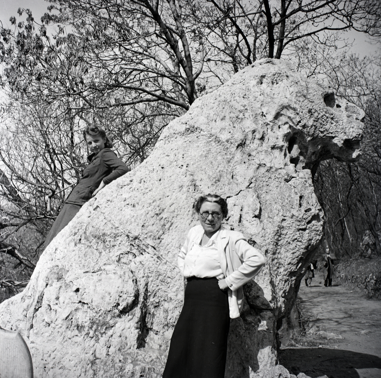 Hungary, Budapest II., Kecske-hegy, Glück Frigyes út, Oroszlán-szikla., 1939, Somlói Miklós dr., excursion, lion, rock, tourist, Budapest, Fortepan #204345