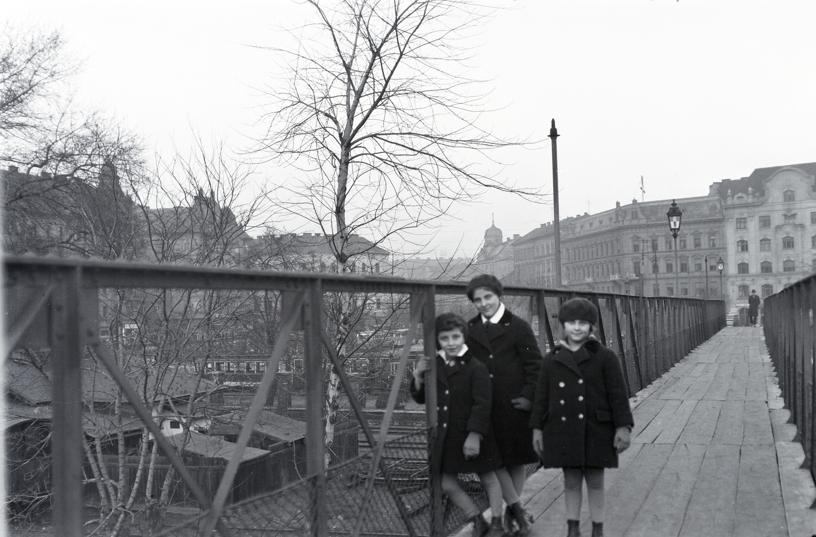 Hungary, Budapest IX., Boráros tér, háttérben a Ferenc körút., 1925, Somogyvári Gergő, Budapest, three people, brothers, Fortepan #204368