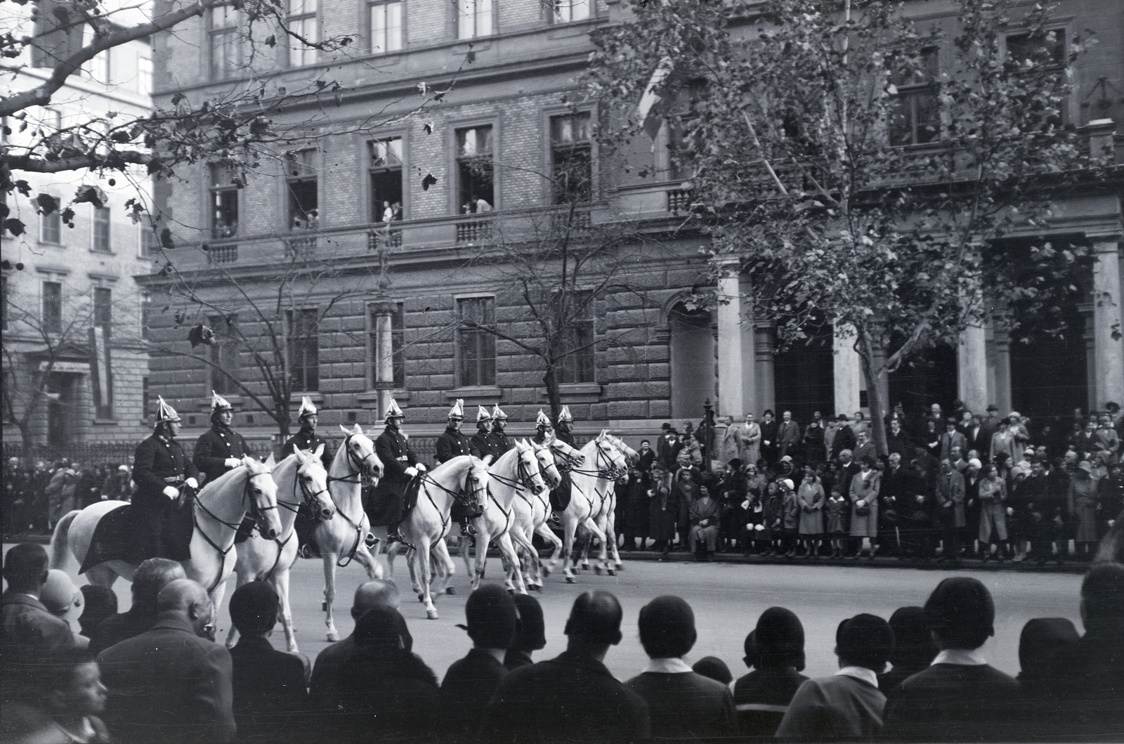 Magyarország, Budapest V., Alkotmány utca 9-11., balra a Szemere utca., 1933, Somogyvári Gergő, ló, Budapest, Fortepan #204394