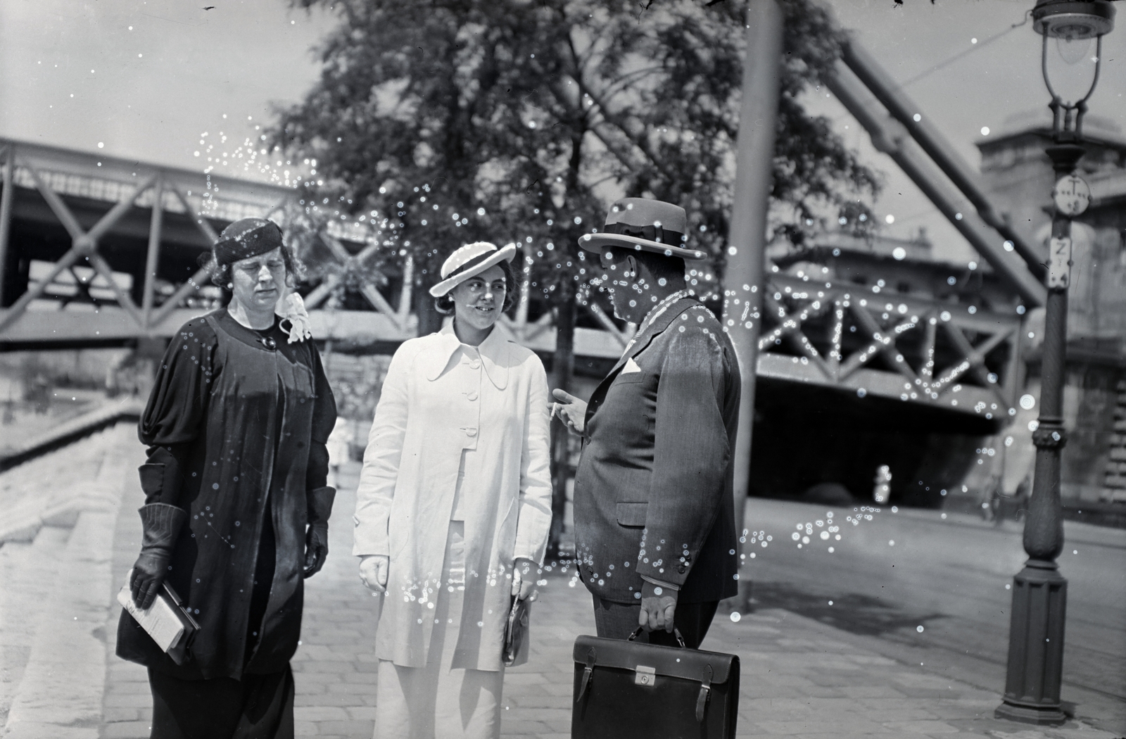 Magyarország, Budapest V., Belgrád (Ferenc József) rakpart, háttérben az Erzsébet híd., 1937, Somogyvári Gergő, Budapest, hárman, beszélgetés, ünneplő ruha, sérült kép, Fortepan #204410