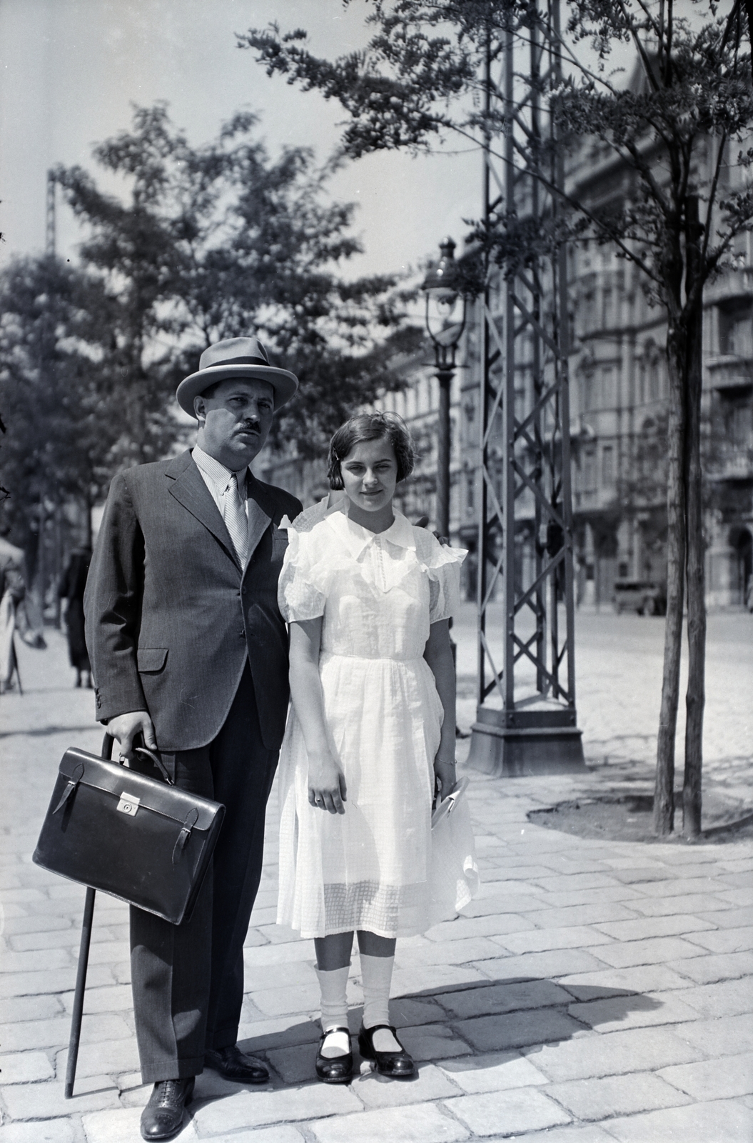 Hungary, Budapest V., a felvétel a Belgrád (Ferenc József) rakparton a Sörház utca közelében készült., 1937, Somogyvári Gergő, Budapest, white dress, girl, gentleman, briefcase, Fortepan #204414