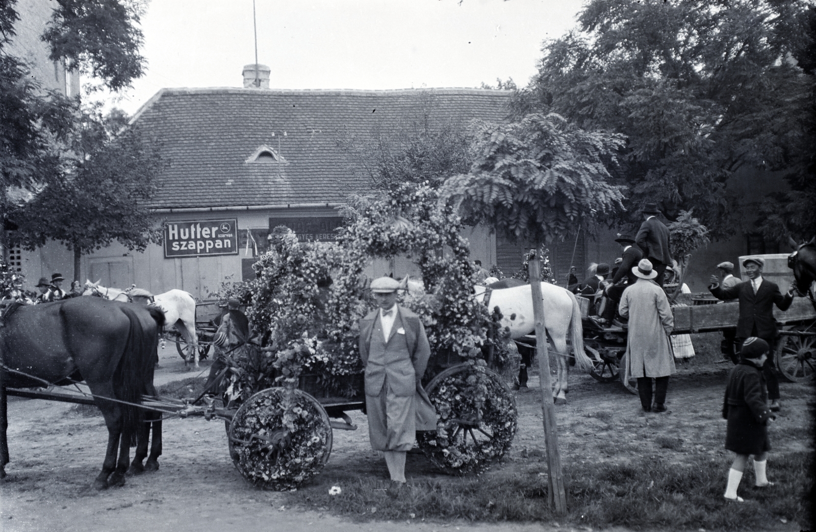 Hungary, Gödöllő, Szabadság tér, szüreti felvonulás., 1933, Somogyvári Gergő, ad, flower decoration, Horse-drawn carriage, Hutter-brand, Fortepan #204417