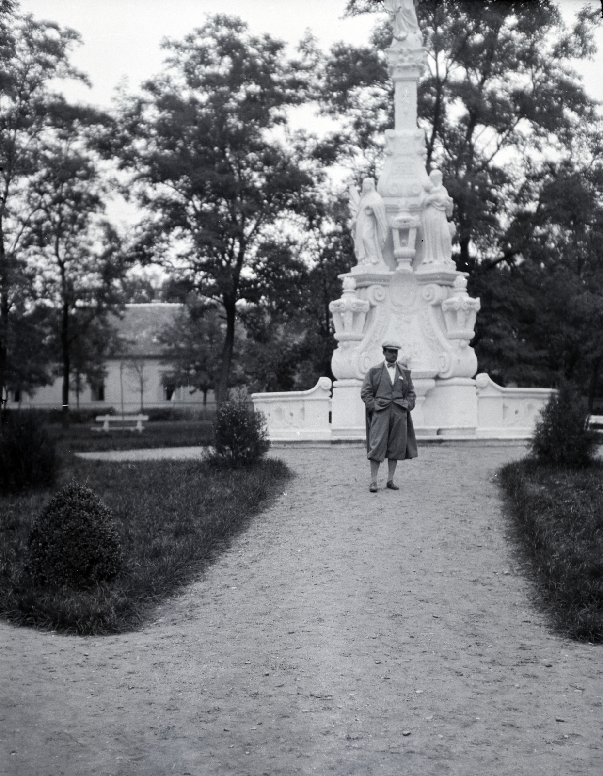 Magyarország, Gödöllő, Szabadság tér, Mária-oszlop., 1933, Somogyvári Gergő, bricsesz, köpeny, Szűz Mária-ábrázolás, Fortepan #204419