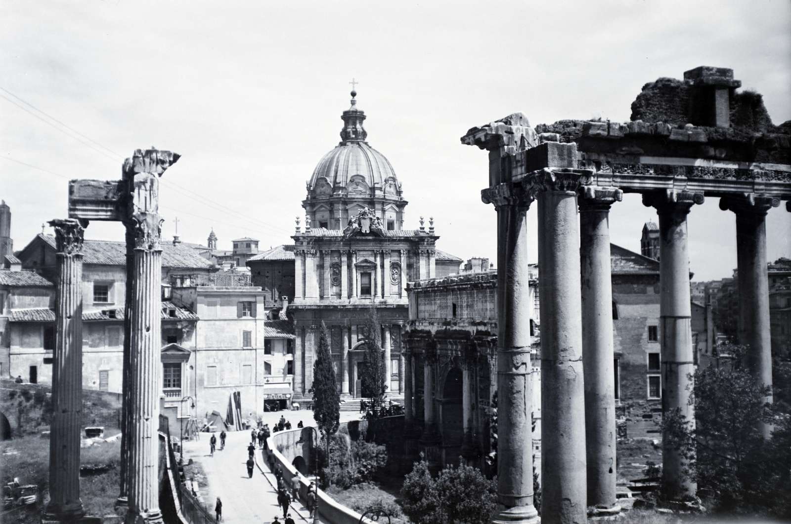 Italy, Rome, Forum Romanum, középen Septimius Severus diadalíve, távolabb a Chiesa dei Santi Luca e Martina., 1929, Somogyvári Gergő, pillar, ruins, ancient culture, Fortepan #204429