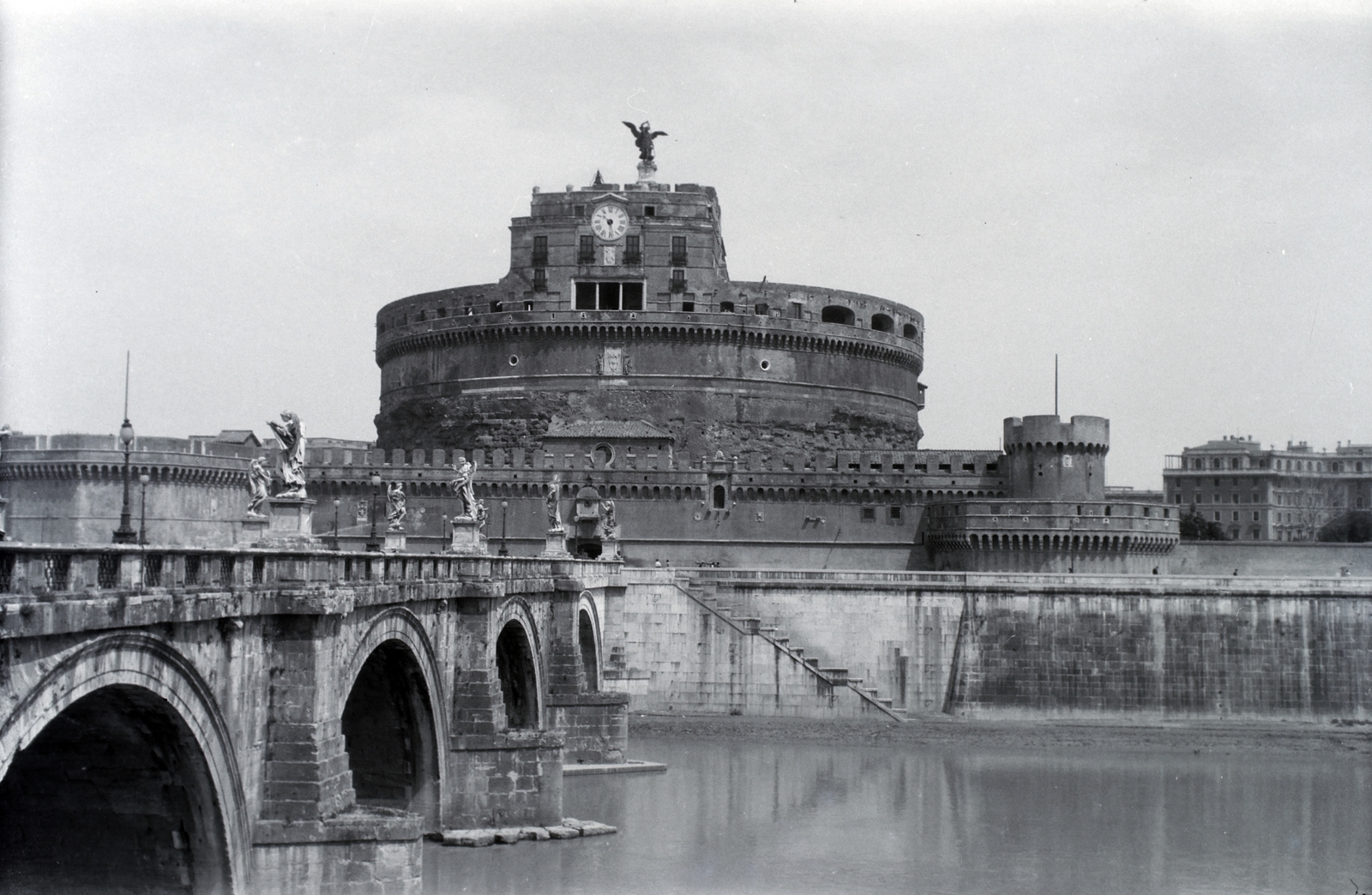 Italy, Rome, Angyalvár (Castel Sant'Angelo), Hadrianus császár síremléke., 1929, Somogyvári Gergő, public clock, stone bridge, architectural heritage, prison, Fortepan #204430