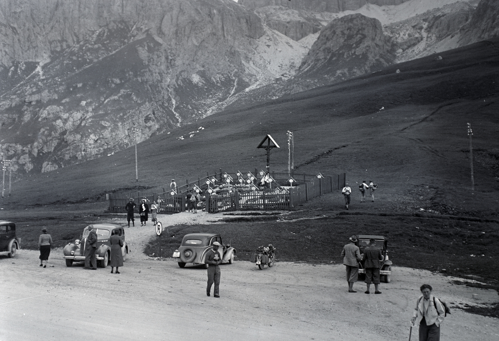 Italy, Dolomiti, Pordoi-hágó, német katonai temető (Cimitero Militare Passo Pordoi / Soldatenfriedhof am Pordoijoch)., 1933, Somogyvári Gergő, hillside, cemetery, cross, war grave, Fortepan #204435