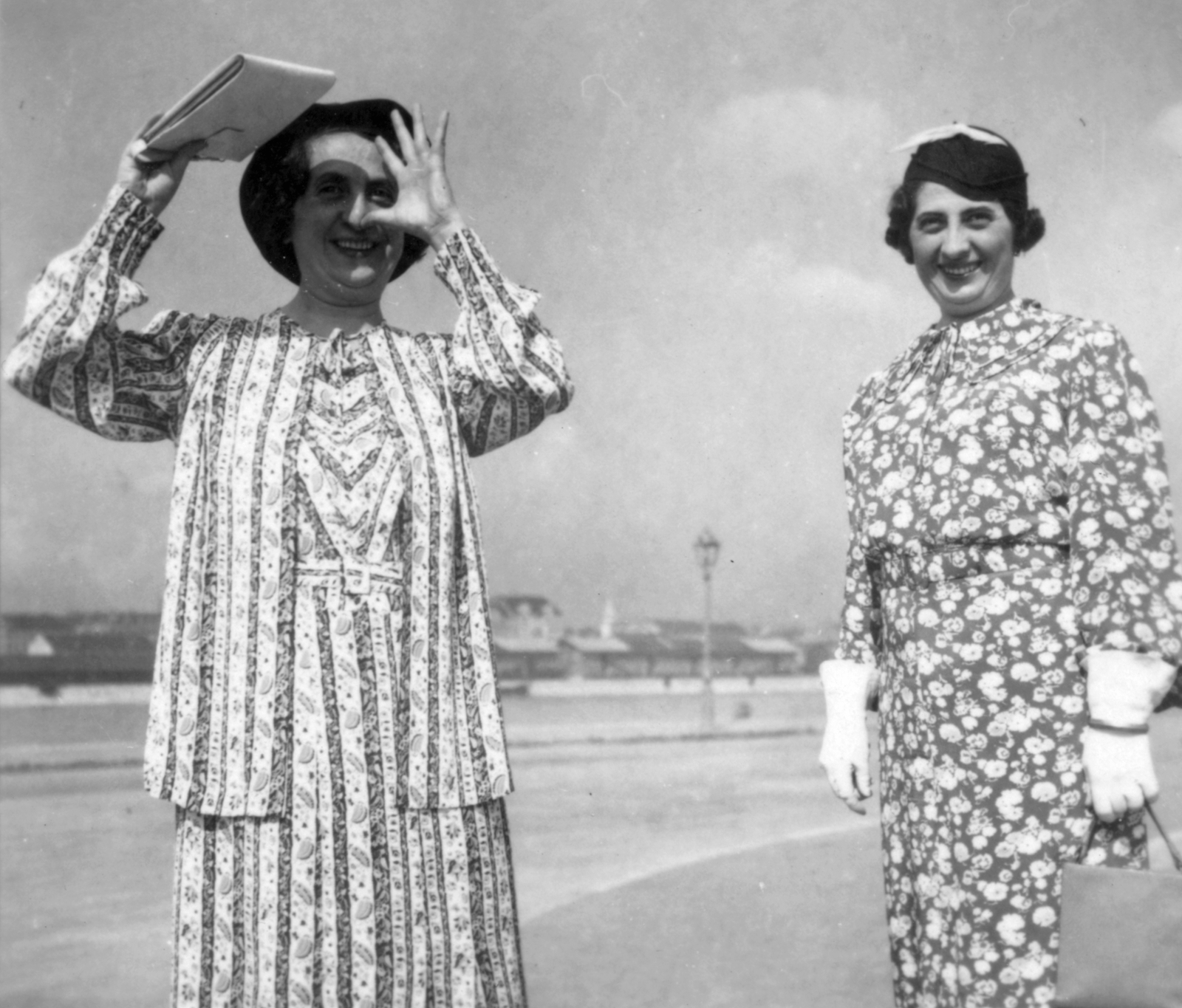 Hungary, Budapest XI., Műegyetem rakpart a Szent Gellért térnél., 1936, Fortepan, hat, women, handbag, double portrait, Budapest, floral pattern, Fortepan #20444