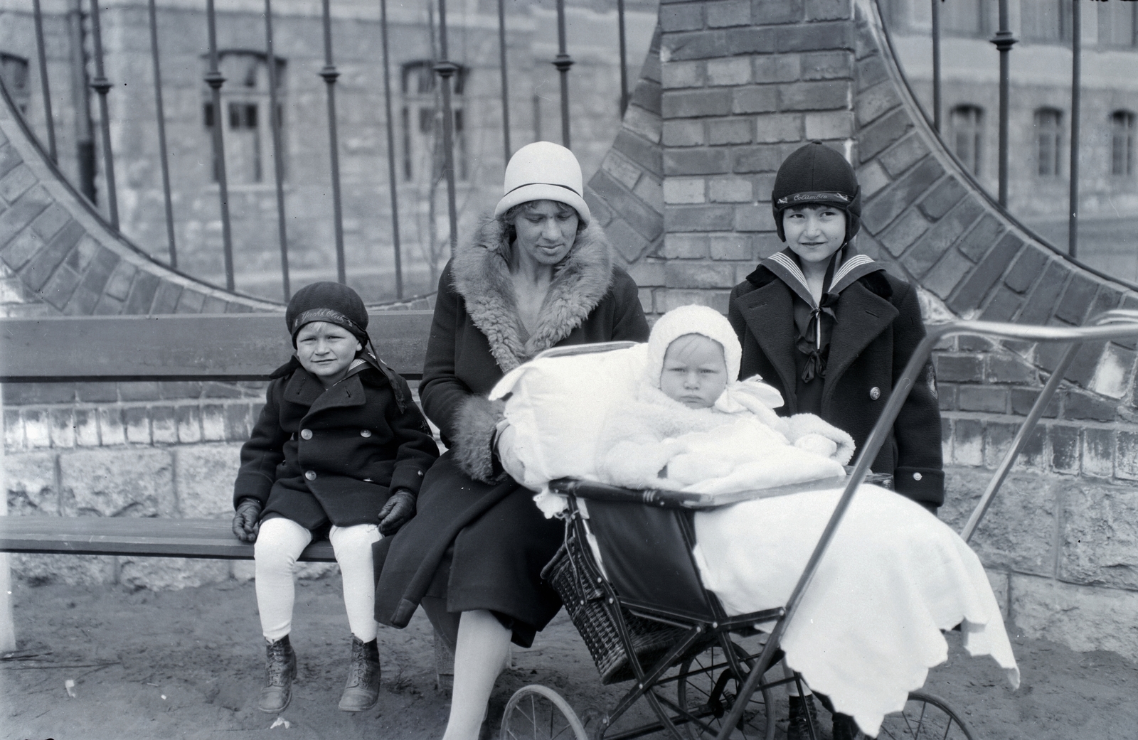 Hungary, Budapest IV., Görgey Artúr (Horthhy Miklós) utca 26., M. kir. állami fa- és fémipari szakiskola (később Újpesti Két Tanítási Nyelvű Műszaki Szakgimnázium és Szakközépiskola)., 1928, Somogyvári Gergő, Budapest, mother, kids, bench, baby carriage, Fortepan #204444