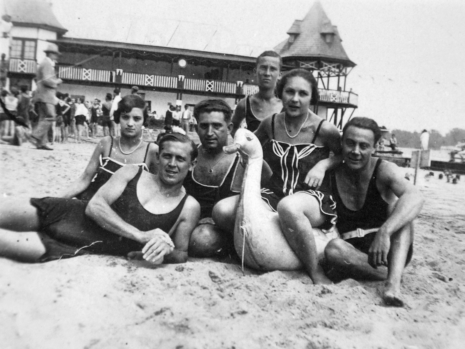 Magyarország, Budapest II., Duna strandfürdő az Újlaki rakparton a Sajka utcánál., 1933, Fortepan, strand, fürdőruha, csoportkép, nők, férfiak, fürdőzés, strandcikkek, nyár, vízpart, homok, Budapest, könyökölni, Fortepan #20445