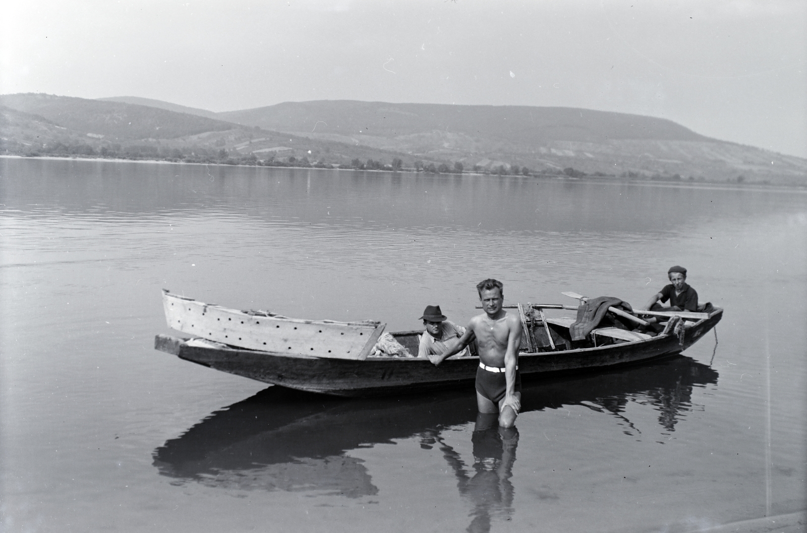 Hungary,Danube Bend, Visegrád, a Duna-part a Szentendrei-sziget csúcsa közelében, 1938, Somogyvári Gergő, men, barge, Fortepan #204454