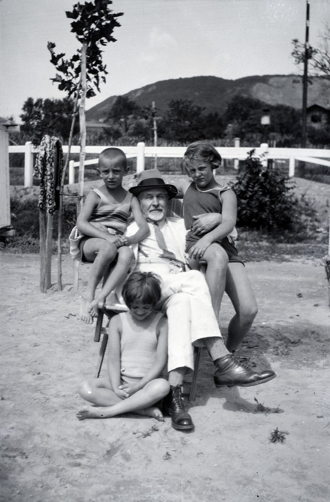Hungary,Lake Balaton, Badacsonytomaj, 1930, Somogyvári Gergő, grandparent, deck chair, sitting on the armrest of a chair, Fortepan #204456