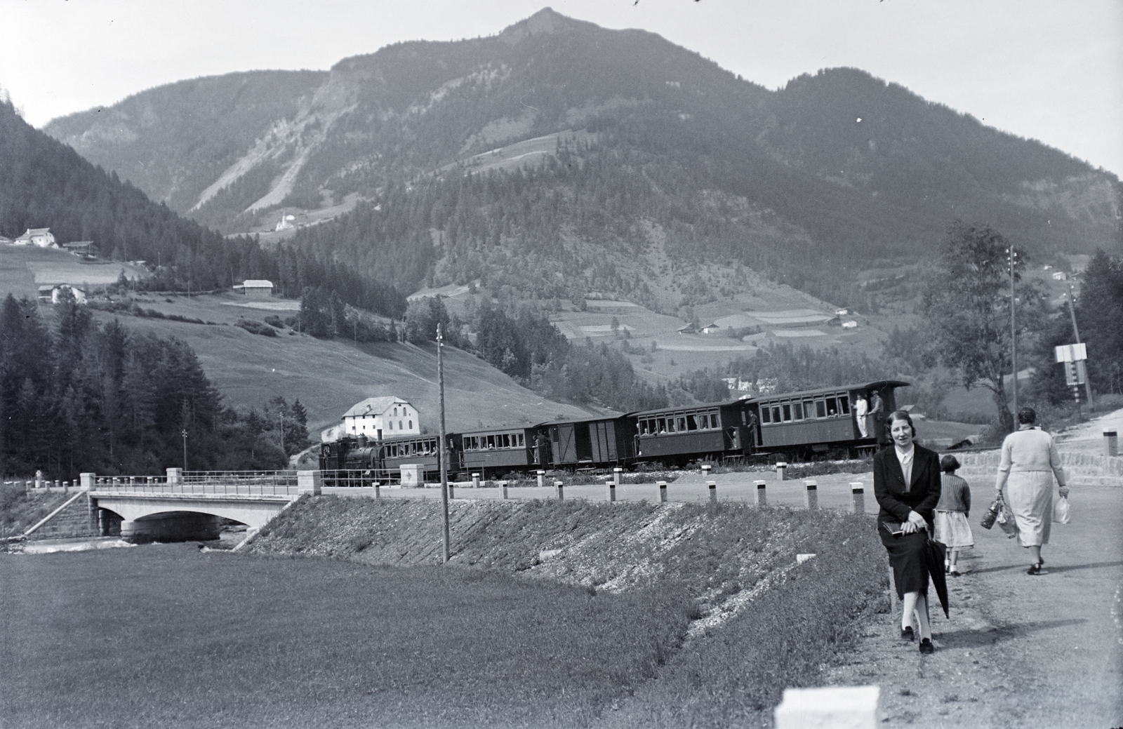 Olaszország, Ortisei, háttérben a Chiusa - Val Gardena közötti keskenynyomközű vasút, balra a híd a Gardena (Grödner Bach) felett vezet át., 1933, Somogyvári Gergő, hegy, vízpart, vonat, Fortepan #204457