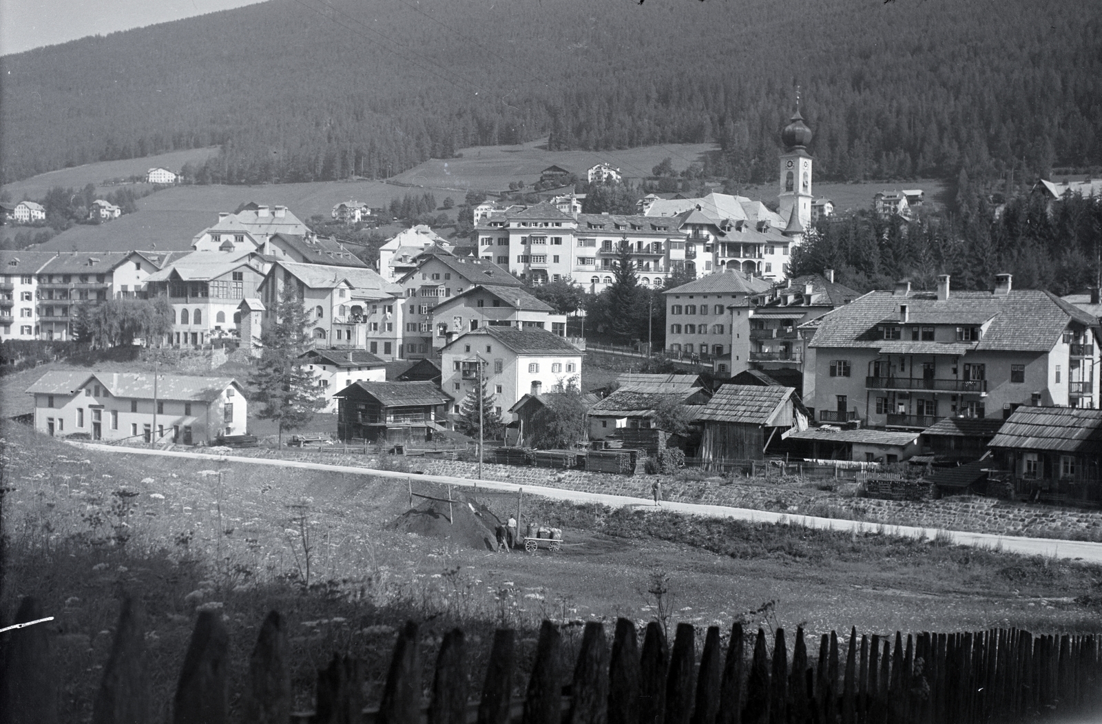 Olaszország, Ortisei, kissé jobbra a Szent Antal-templom (Chiesa di Sant'Antonio), 1933, Somogyvári Gergő, lakóház, völgy, Fortepan #204459