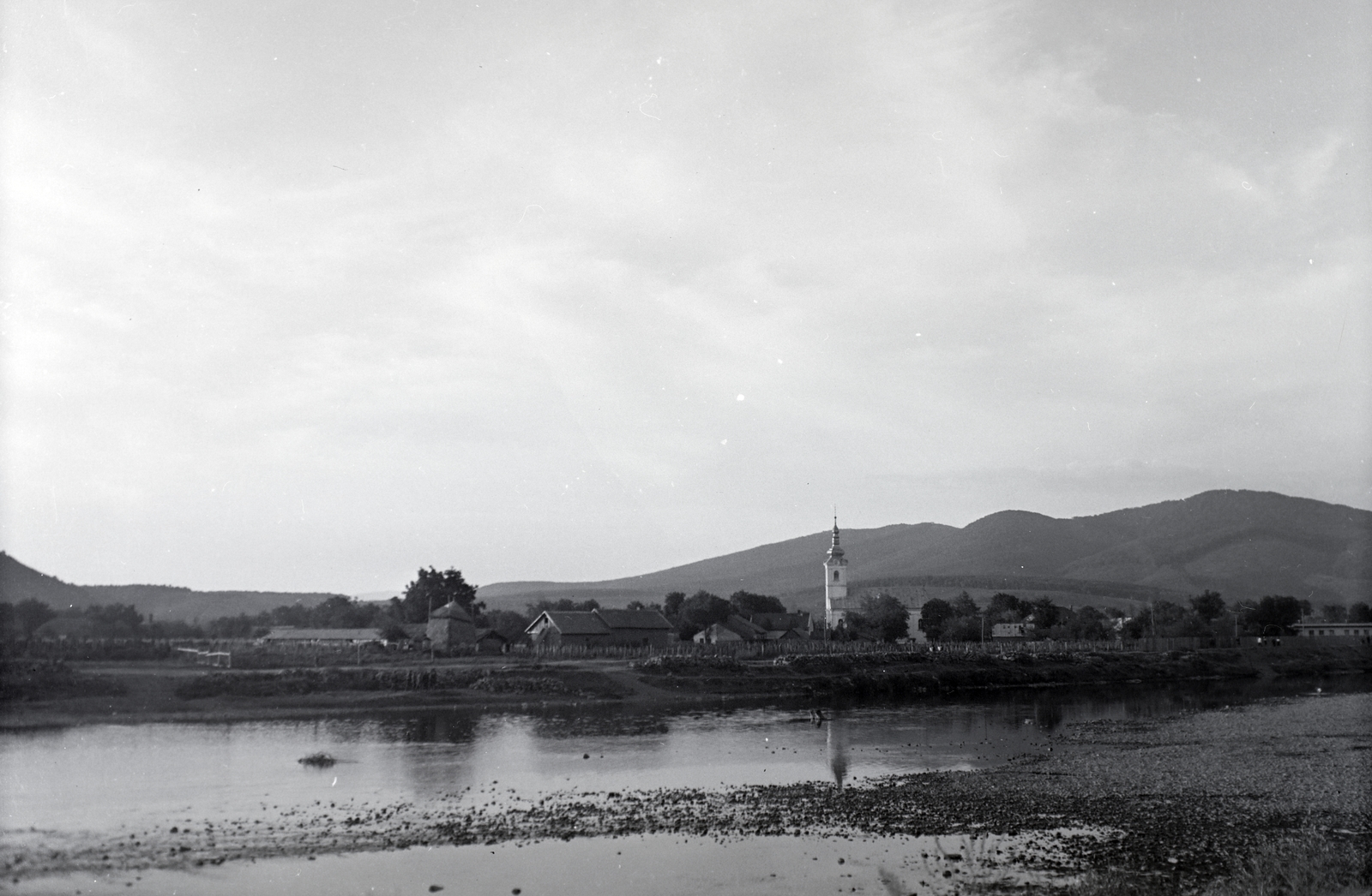 Ukraine,Zakarpattia Oblast, Mukachevo, Latorca-part, a túlparton a Boldogságos Szűz születésének temploma., 1939, Somogyvári Gergő, picture, shore, Fortepan #204472