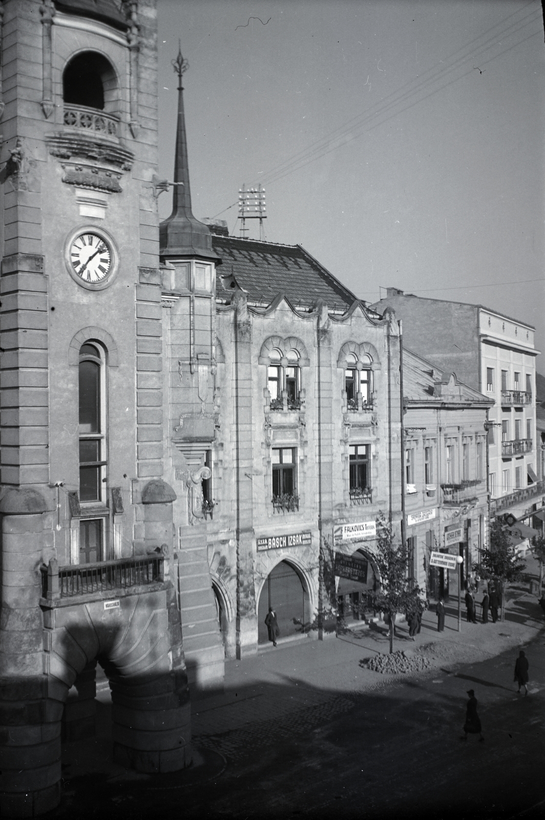 Ukraine,Zakarpattia Oblast, Mukachevo, Duhnovics (ekkor Horthy Miklós) tér, balra a Városháza., 1939, Somogyvári Gergő, public building, Fortepan #204474