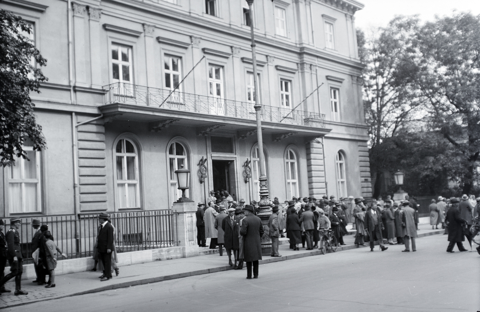 Germany, Munich, Brienner Strasse 34., Braunes Haus, a Nationalsozialistische Deutsche Arbeiterpartei (NSDAP) központja 1930. és1945. között., 1935, Somogyvári Gergő, swastica, Fortepan #204484