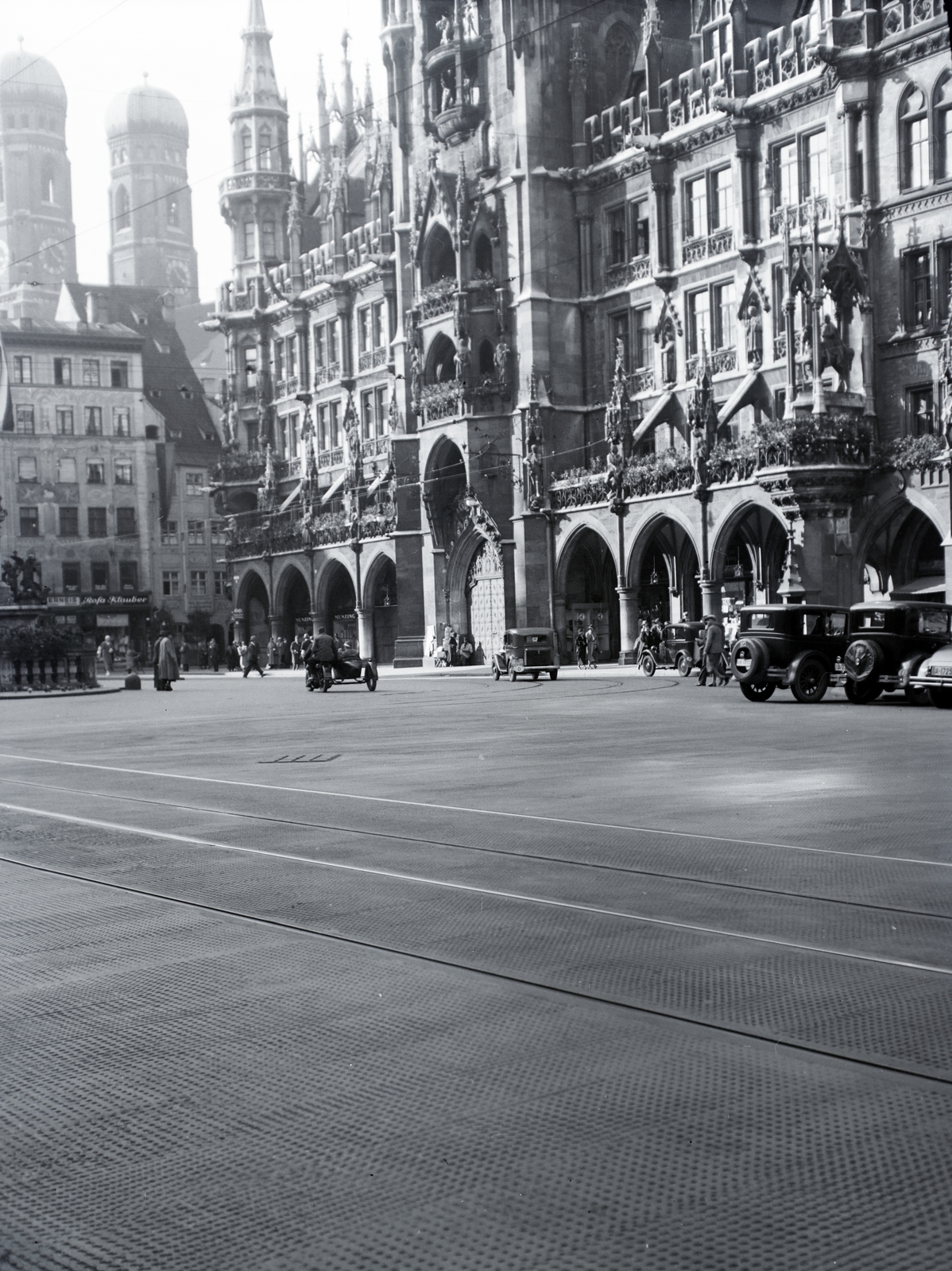 Germany, Munich, Marienplatz, jobbra az Új Városháza (Neues Rathaus), háttérben a Miasszonyunk-templom (Frauenkirche) két tornya., 1935, Somogyvári Gergő, architectural ornament, Fortepan #204485