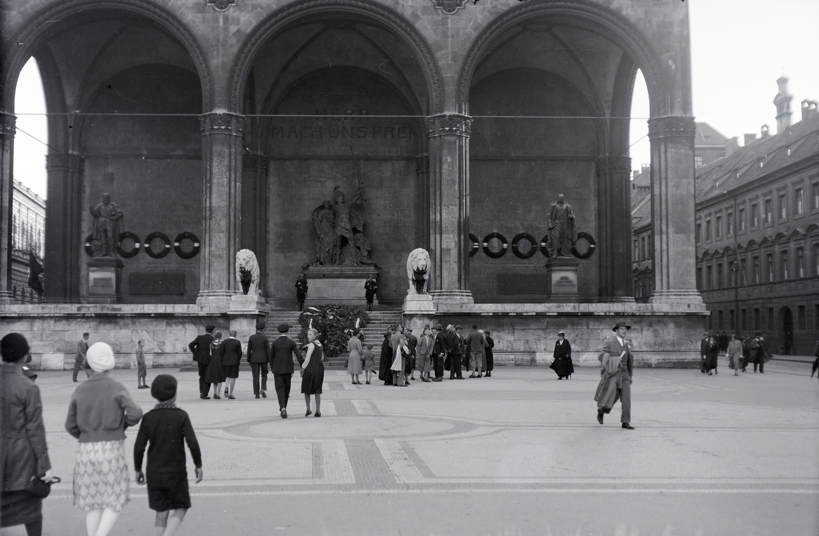 Germany, Munich, Odeonsplatz, a Feldherrnhalle. A sikertelen 1923. november 8-9-i müncheni sörpuccs (Hitler-Ludendorff-Putsch) nemzetiszocialista halálos áldozatainak Kurt Schmidt-Ehmen által készített emlékműve., 1935, Somogyvári Gergő, monument, Fortepan #204486