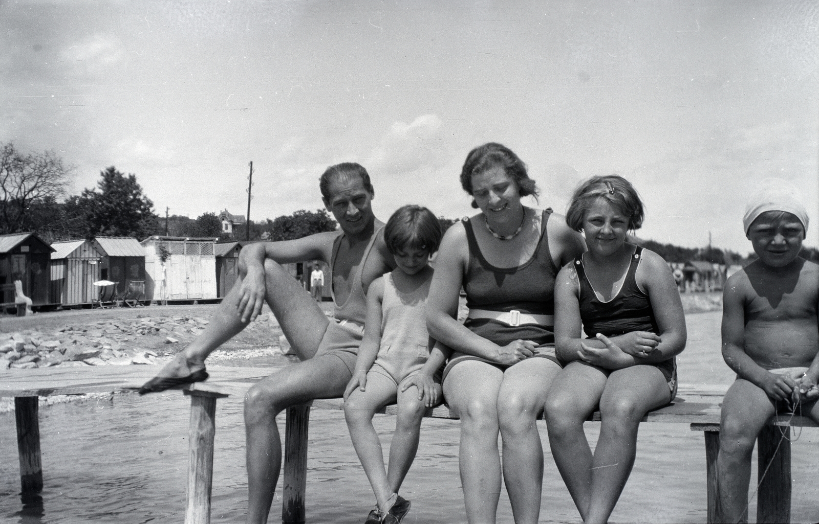 Hungary,Lake Balaton, Badacsonytomaj,Badacsony, 1933, Somogyvári Gergő, bathing suit, sitting on a handrail, family, Fortepan #204491