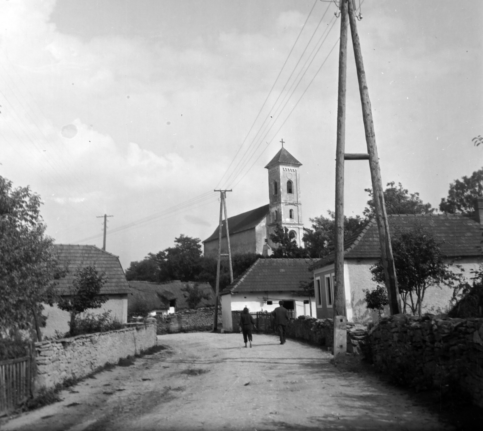 Hungary, Kács, Rákóczi út, Szentháromság-templom., 1953, Szalai Zoltán, street view, dirt road, church, Catholic Church, aerial wire, lamp post, Fortepan #204499