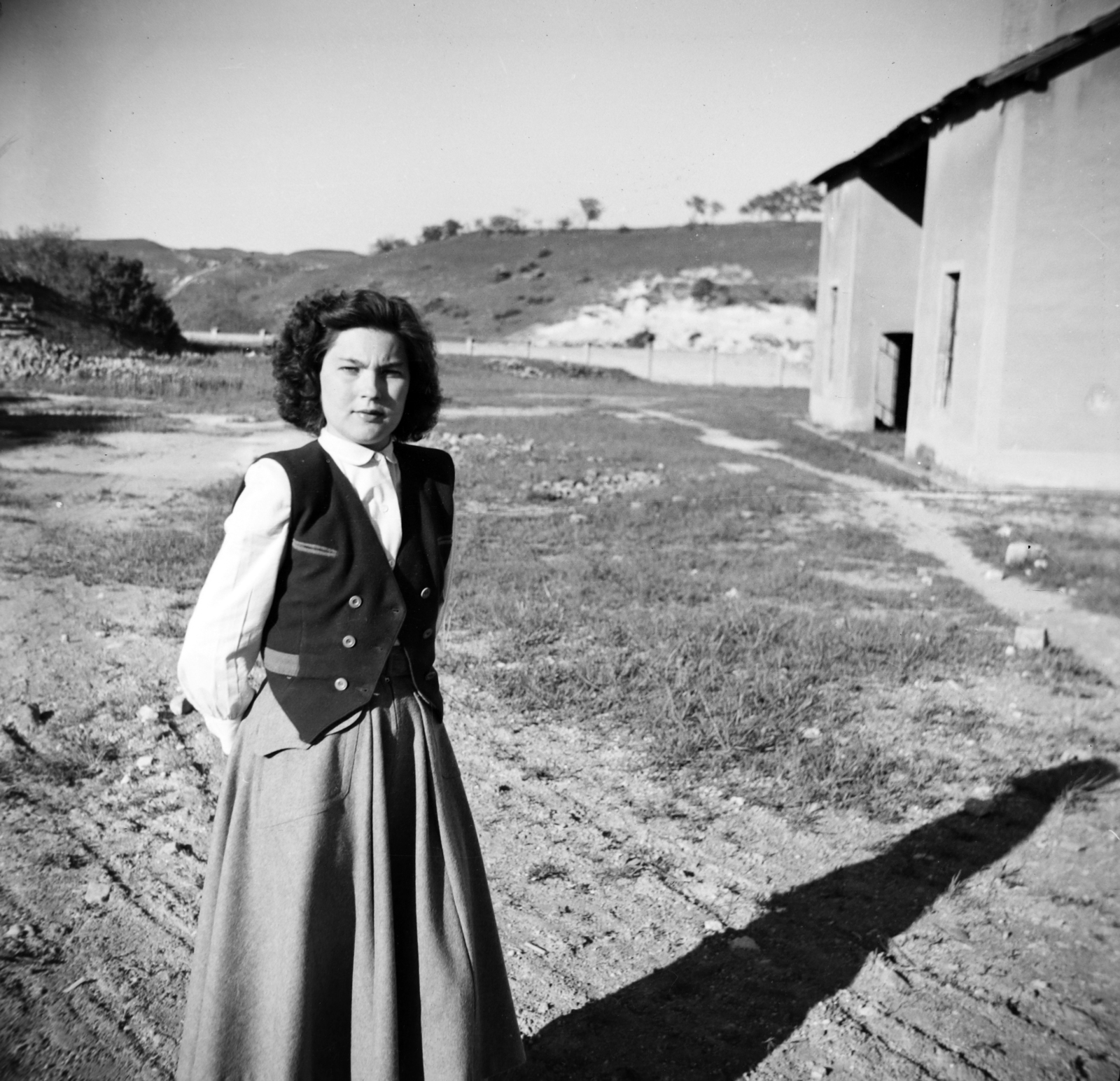 1953, Szalai Zoltán, lady, skirt, blouse, hands behind the back, hairdo, orb, vest, Fortepan #204501