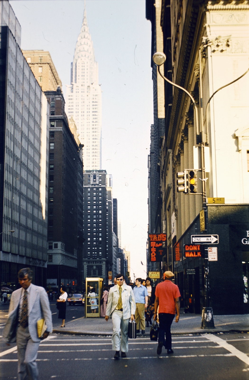 USA, New York, Keleti 42. utca az Ötödik sugárút felől, háttérben a Chrysler Building., 1978, Szilágyi Zsófia, Fortepan #204553