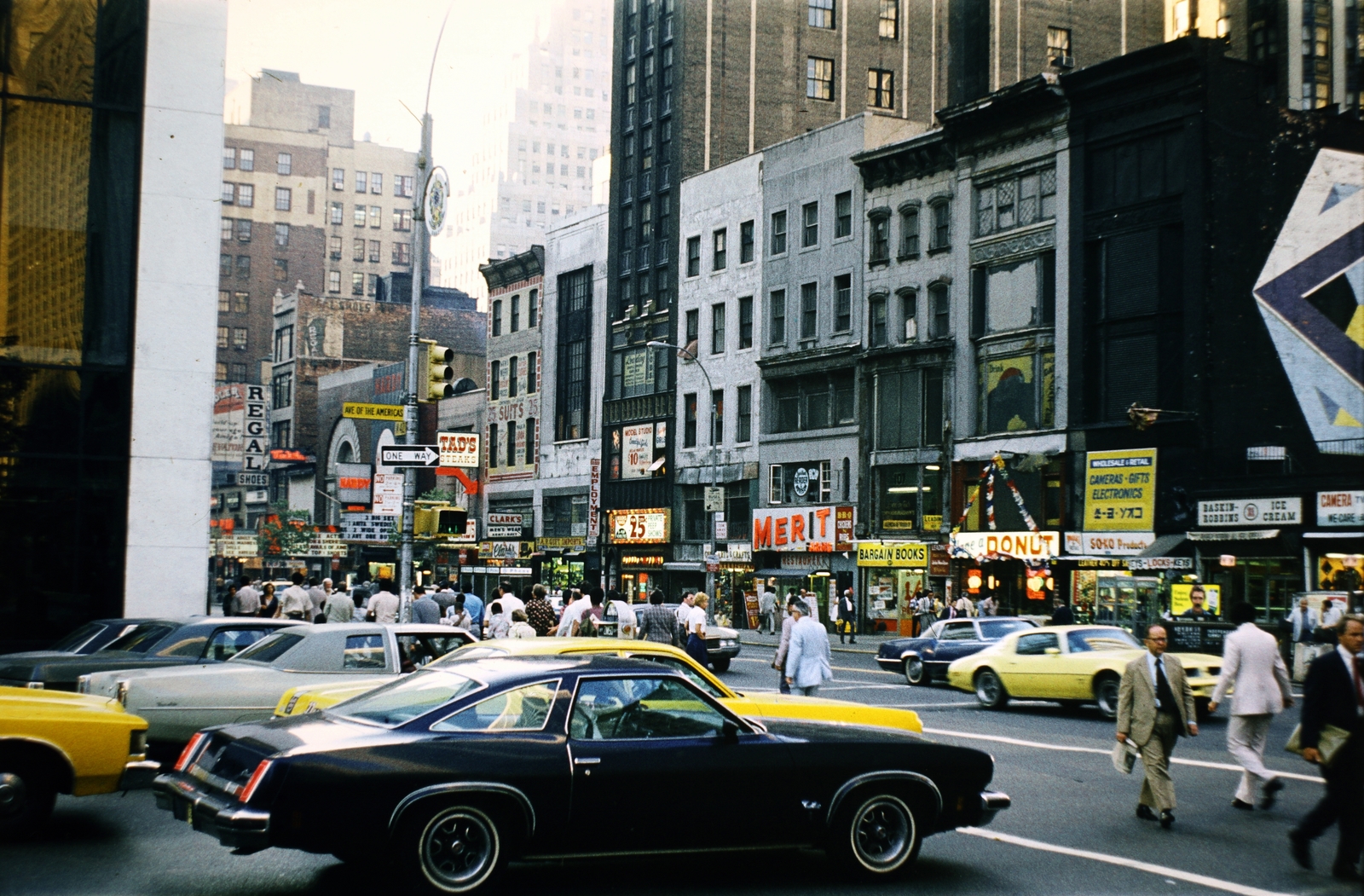 Amerikai Egyesült Államok, New York, Hatodik sugárút (Avenue of the Americas) a Nyugati 42. utca felé nézve., 1978, Szilágyi Zsófia, Fortepan #204554