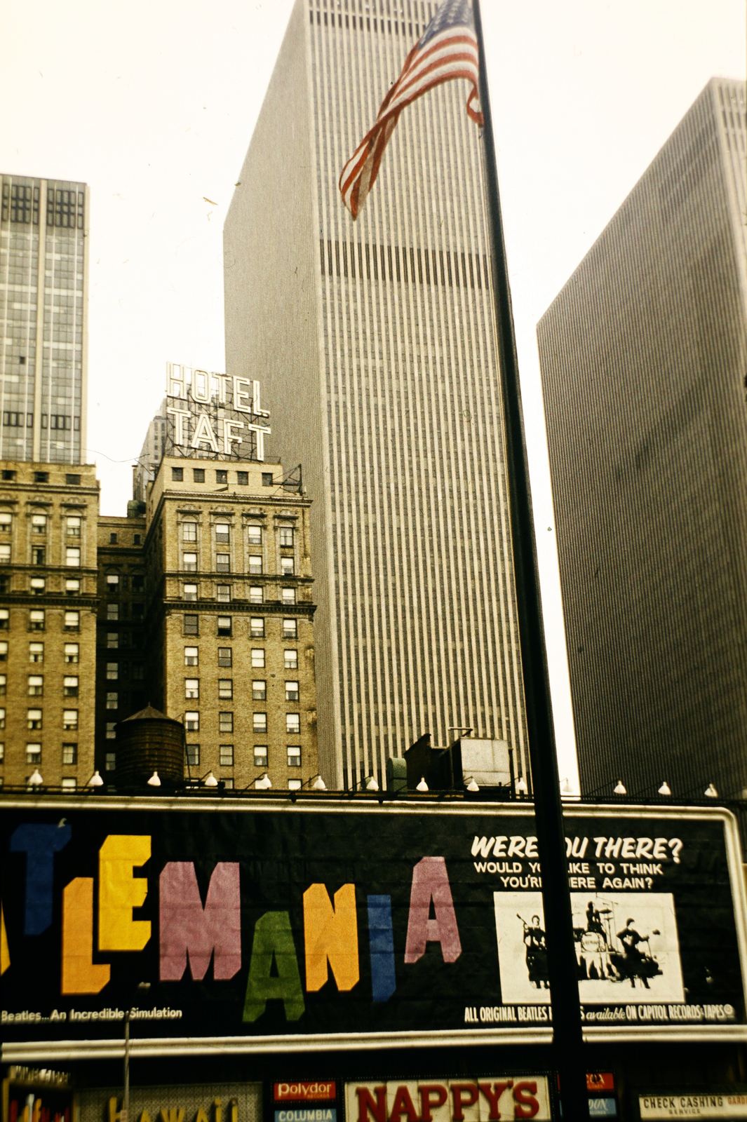 USA, New York, Broadway a Paramount Plaza (Broadway 1633) felől, a háttérben a Hotel Taft a Hetedik sugárút és a Nyugati 50. utca sarkán látható., 1978, Szilágyi Zsófia, Fortepan #204564