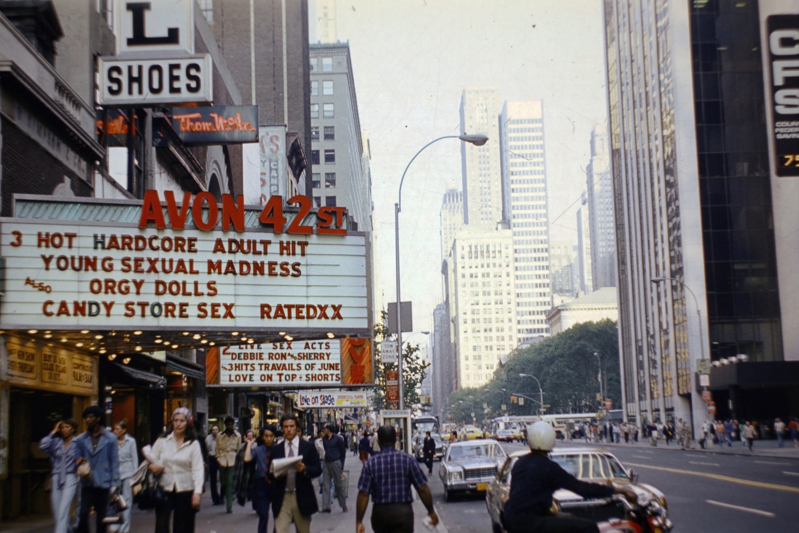 USA, New York, Nyugati 42. utca a Hatodik sugárút (Avenue of the Americas) és a Bryant Park felé nézve., 1978, Szilágyi Zsófia, Fortepan #204570