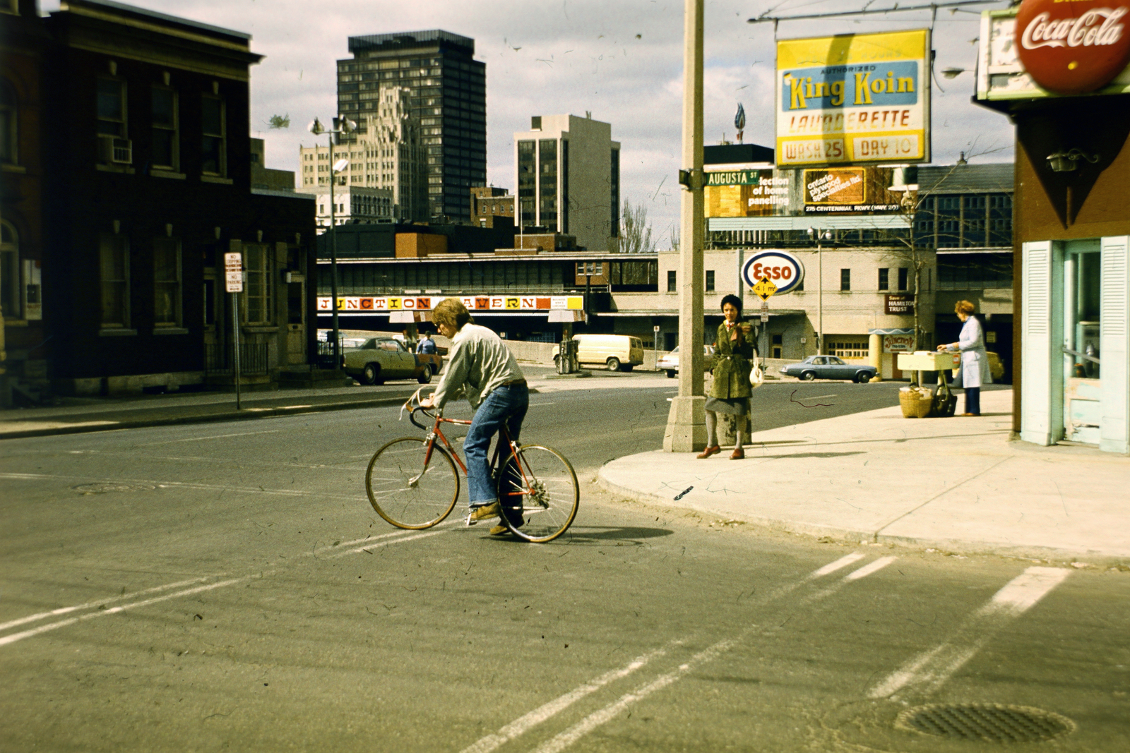 Canada, Augusta Street - John Street sarok a Haymarket Street felé nézve., 1978, Szilágyi Zsófia, bicycle, crosswalk, Fortepan #204572