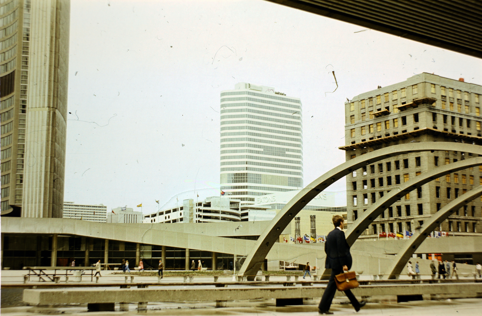 Canada, Toronto, Nathan Phillips Square, a háttérben bal szélen a Városháza., 1978, Szilágyi Zsófia, Fortepan #204585