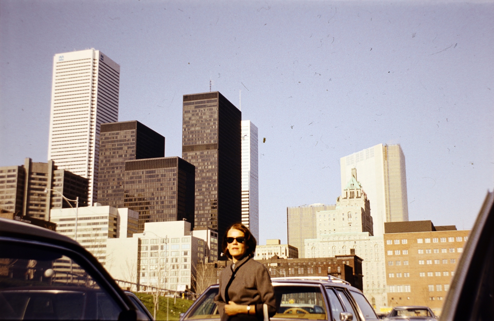 Canada, Toronto, látkép a Front Street melletti parkolótól, balra a fehér felhőkarcoló a First Canadian Place, jobbra a Royal York Hotel tornya., 1978, Szilágyi Zsófia, Fortepan #204587