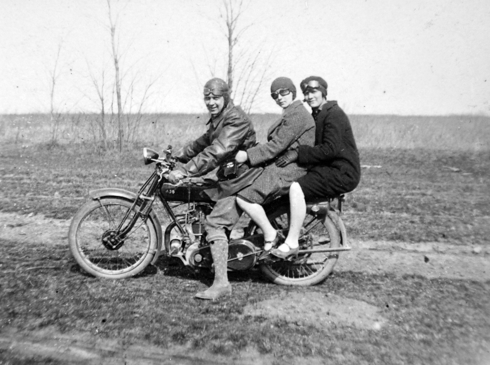 AJS (A. J. Stevens & Co. Ltd.) angol gyártmányú motorkerékpár., 1936, Fortepan, British brand, AJS-brand, motorcycle, tableau, women, man, leather cap, girls'n'cars, Fortepan #20469