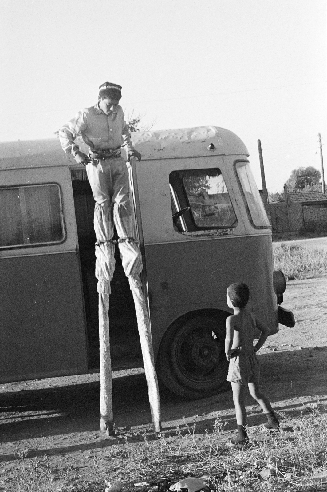 Üzbegisztán, Szamarkand, mutatványosok az Ulug'bek medresze mögötti területen, a Registon ko'chasi (ulica Regisztanszkaja) közelében (később park)., 1971, Kereki Sándor, Szovjetunió, gólyaláb, Fortepan #204693