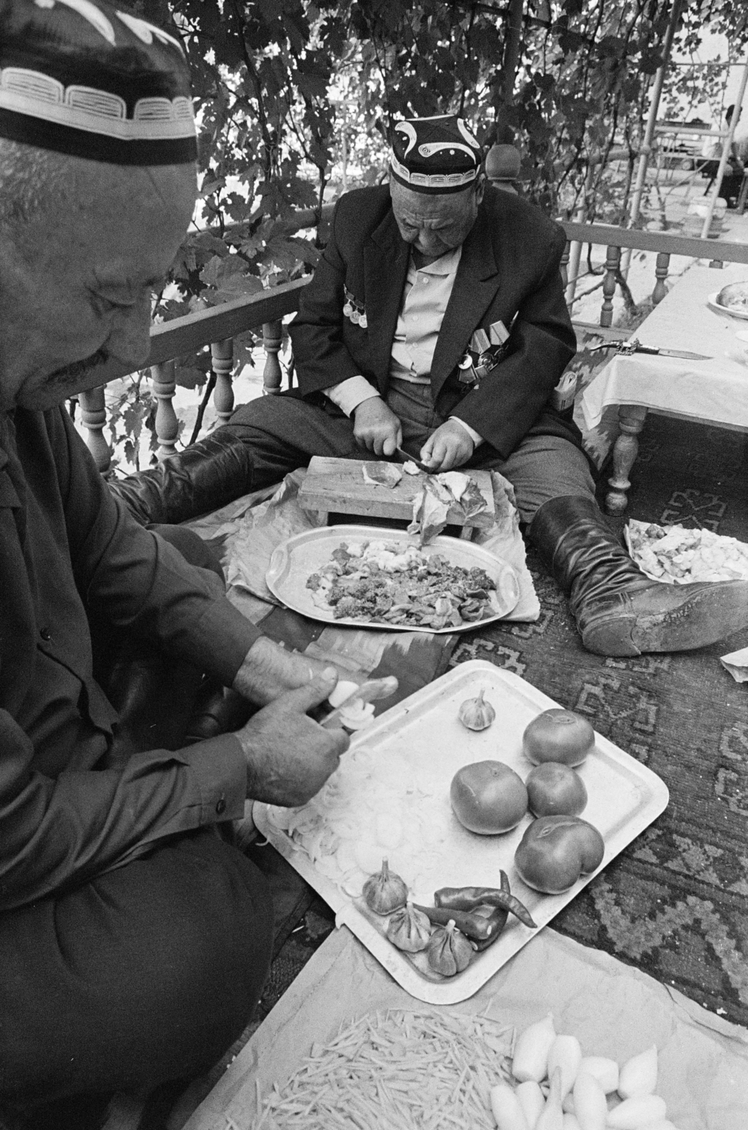 Uzbekistan, 1971, Kereki Sándor, Soviet Union, vegetables, tray, wide sitting, Fortepan #204695