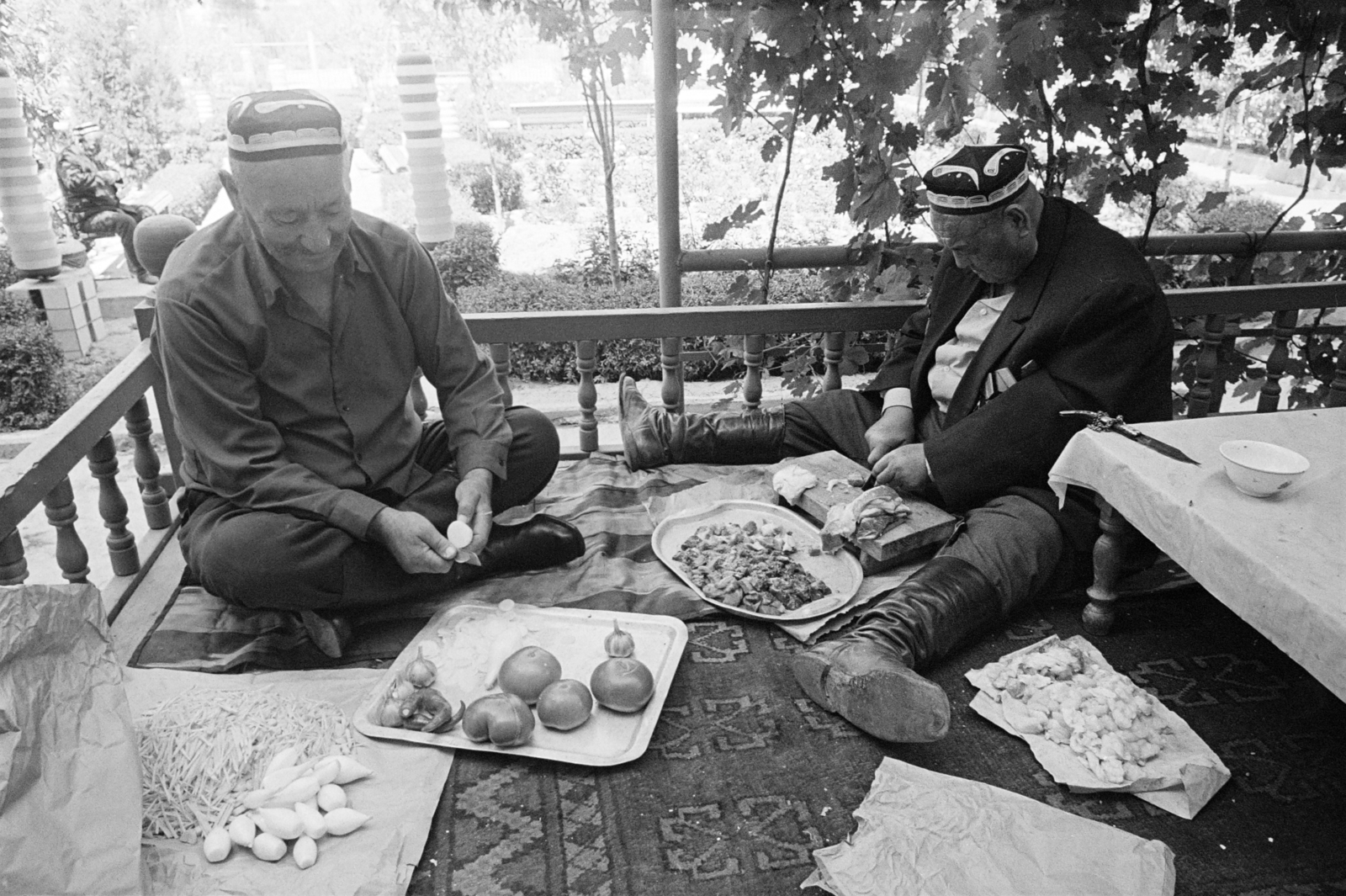 Üzbegisztán, 1971, Kereki Sándor, Szovjetunió, férfiak, zöldség, tálca, Fortepan #204702