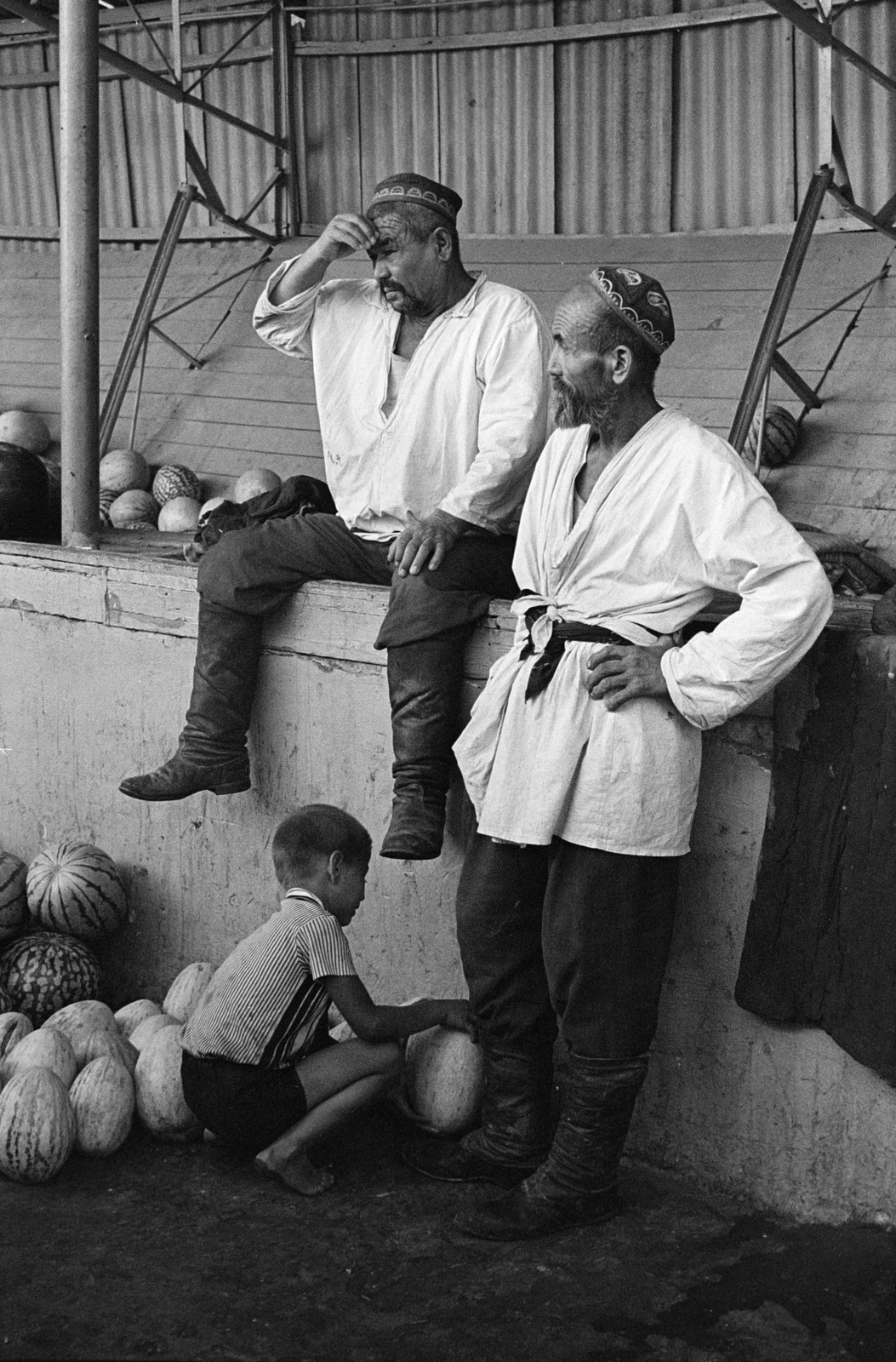 Uzbekistan, 1971, Kereki Sándor, Soviet Union, melon, folk costume, Fortepan #204709