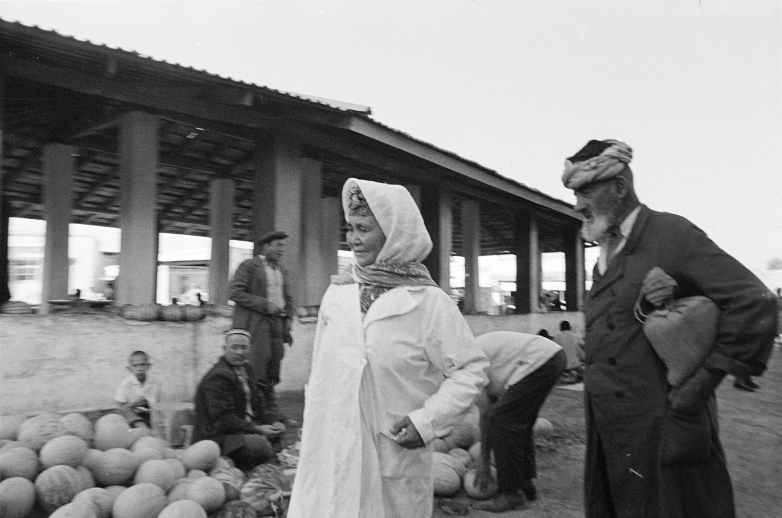 Uzbekistan, Bukhara, piac a Xo'ja Nurobod (Kommunarov) utca és a Kalon mecset mellett., 1971, Kereki Sándor, Soviet Union, old person, melon, Fortepan #204721