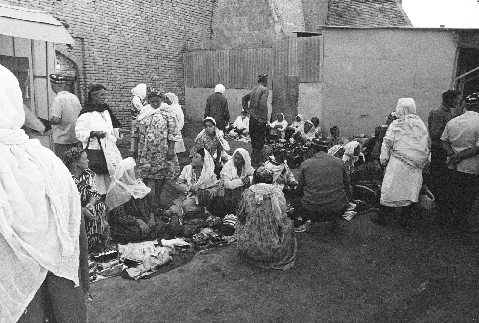 Uzbekistan, Bukhara, piac a Kalon mecset fala mellett., 1971, Kereki Sándor, Soviet Union, sitting on the ground, Fortepan #204722