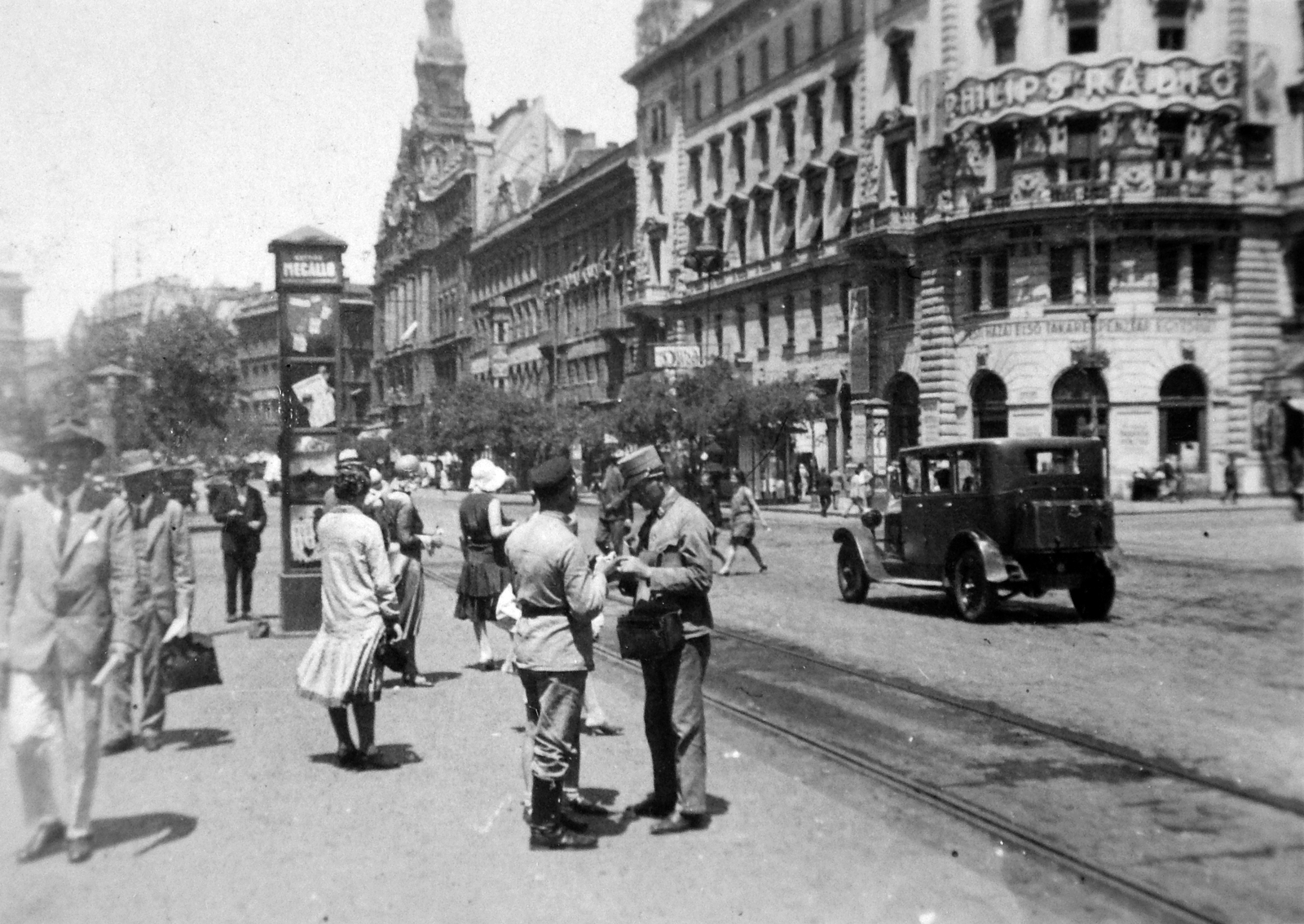 Hungary, Budapest VIII.,Budapest VII., Blaha Lujza tér, a Nagykörút - Rákóczi út kereszteződése és a Dohány utca felé nézve., 1935, Fortepan, fashion, hat, poster, pedestrian, street view, genre painting, ad pillar, briefcase, tram stop, automobile, Budapest, Fortepan #20473