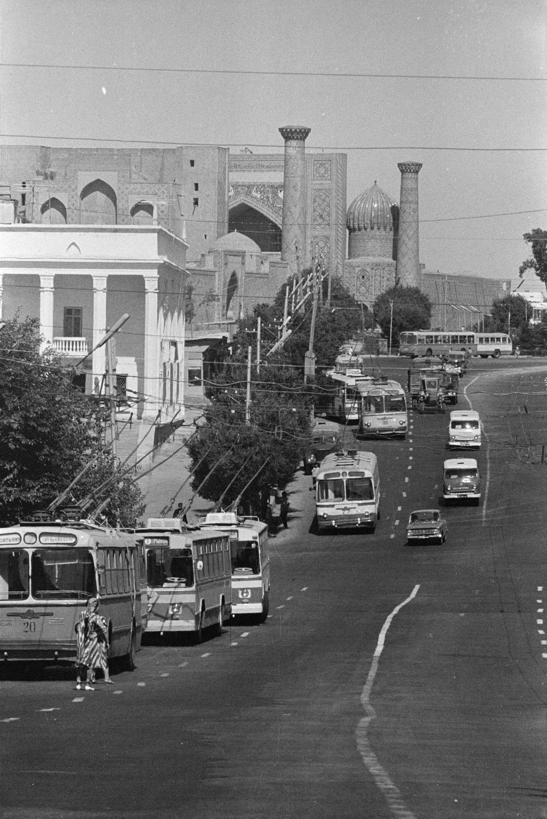 Uzbekistan, Samarkand, Registon ko'chasi (ulica Regisztanszkaja) az Umar Xayyom ko'chasi felé nézve, a háttérben balra az Ulug'bek és a Sherdor medresze., 1971, Kereki Sándor, Soviet Union, trolley bus, transport, Fortepan #204747