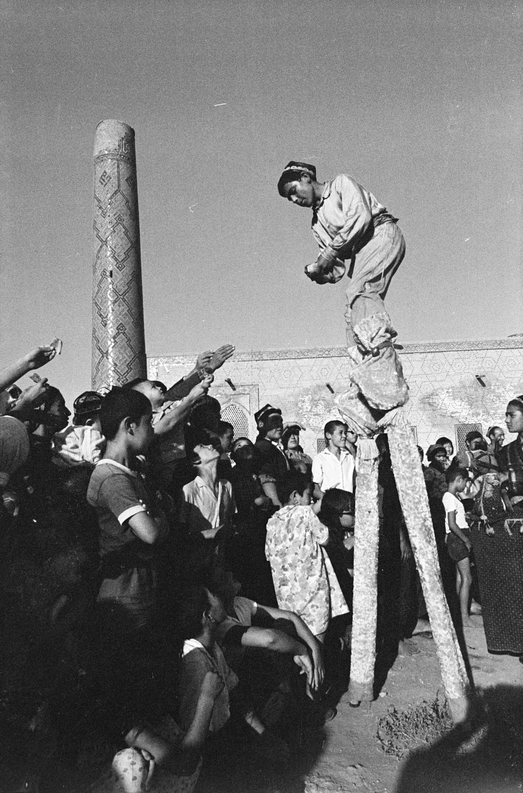 Uzbekistan, Samarkand, mutatványosok az Ulug'bek medresze mögötti területen, a Registon ko'chasi (ulica Regisztanszkaja) közelében (később park)., 1971, Kereki Sándor, Soviet Union, stilt, Fortepan #204762