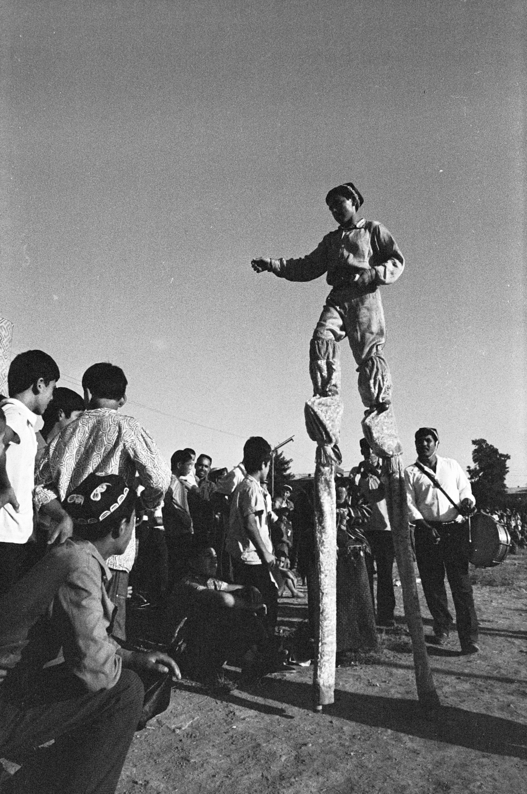 Uzbekistan, Samarkand, mutatványosok az Ulug'bek medresze mögötti területen, a Registon ko'chasi (ulica Regisztanszkaja) közelében (később park)., 1971, Kereki Sándor, Soviet Union, stilt, Fortepan #204764
