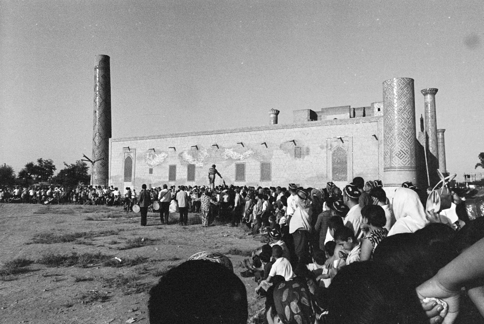 Üzbegisztán, Szamarkand, mutatványosok az Ulug'bek medresze mögötti területen, a Registon ko'chasi (ulica Regisztanszkaja) közelében (később park)., 1971, Kereki Sándor, Szovjetunió, sokadalom, Fortepan #204765