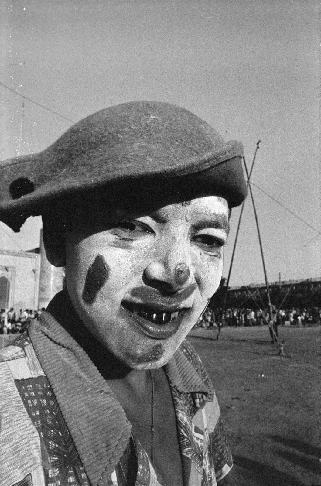 Uzbekistan, Samarkand, mutatványosok az Ulug'bek medresze mögötti területen, a Registon ko'chasi (ulica Regisztanszkaja) közelében (később park)., 1971, Kereki Sándor, Soviet Union, showman, Fortepan #204769