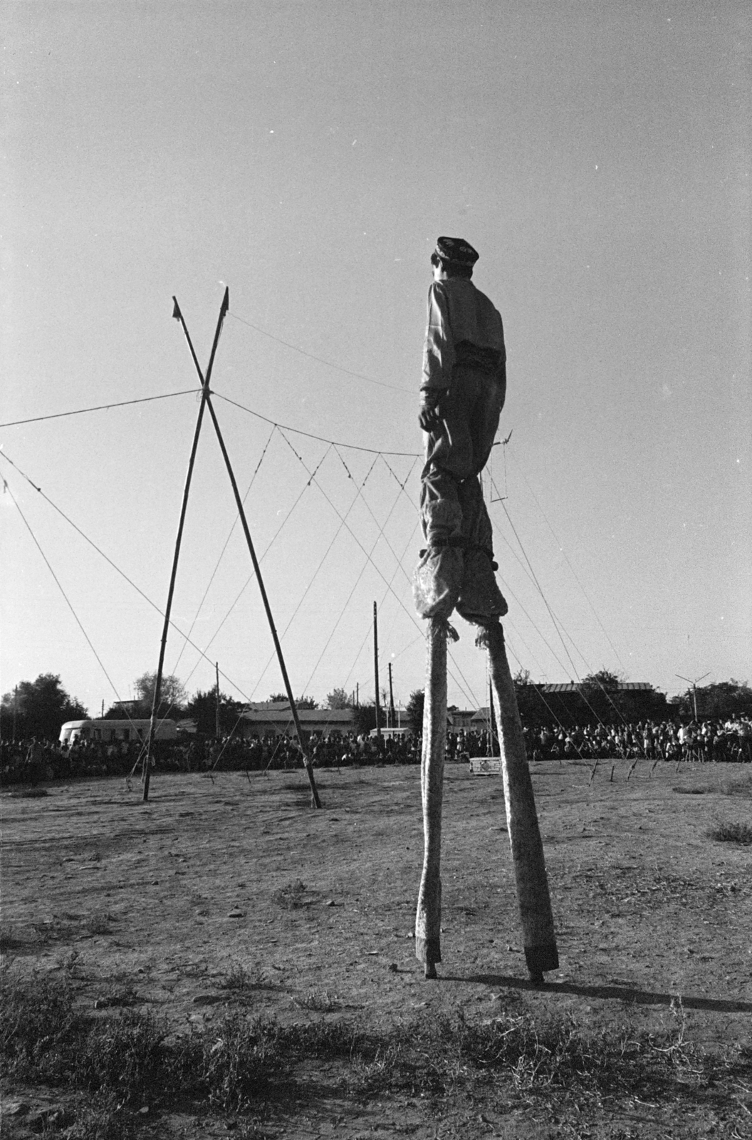 Üzbegisztán, Szamarkand, mutatványosok az Ulug'bek medresze mögötti területen, a Registon ko'chasi (ulica Regisztanszkaja) közelében (később park)., 1971, Kereki Sándor, Szovjetunió, gólyaláb, Fortepan #204771