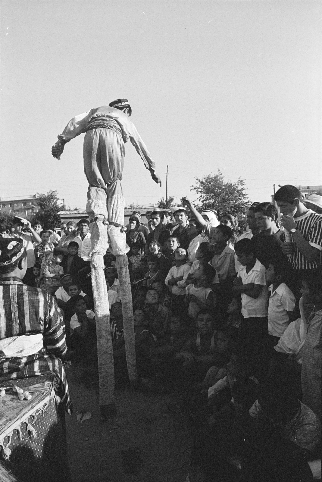 Uzbekistan, Samarkand, mutatványosok az Ulug'bek medresze mögötti területen, a Registon ko'chasi (ulica Regisztanszkaja) közelében (később park)., 1971, Kereki Sándor, Soviet Union, stilt, Fortepan #204773