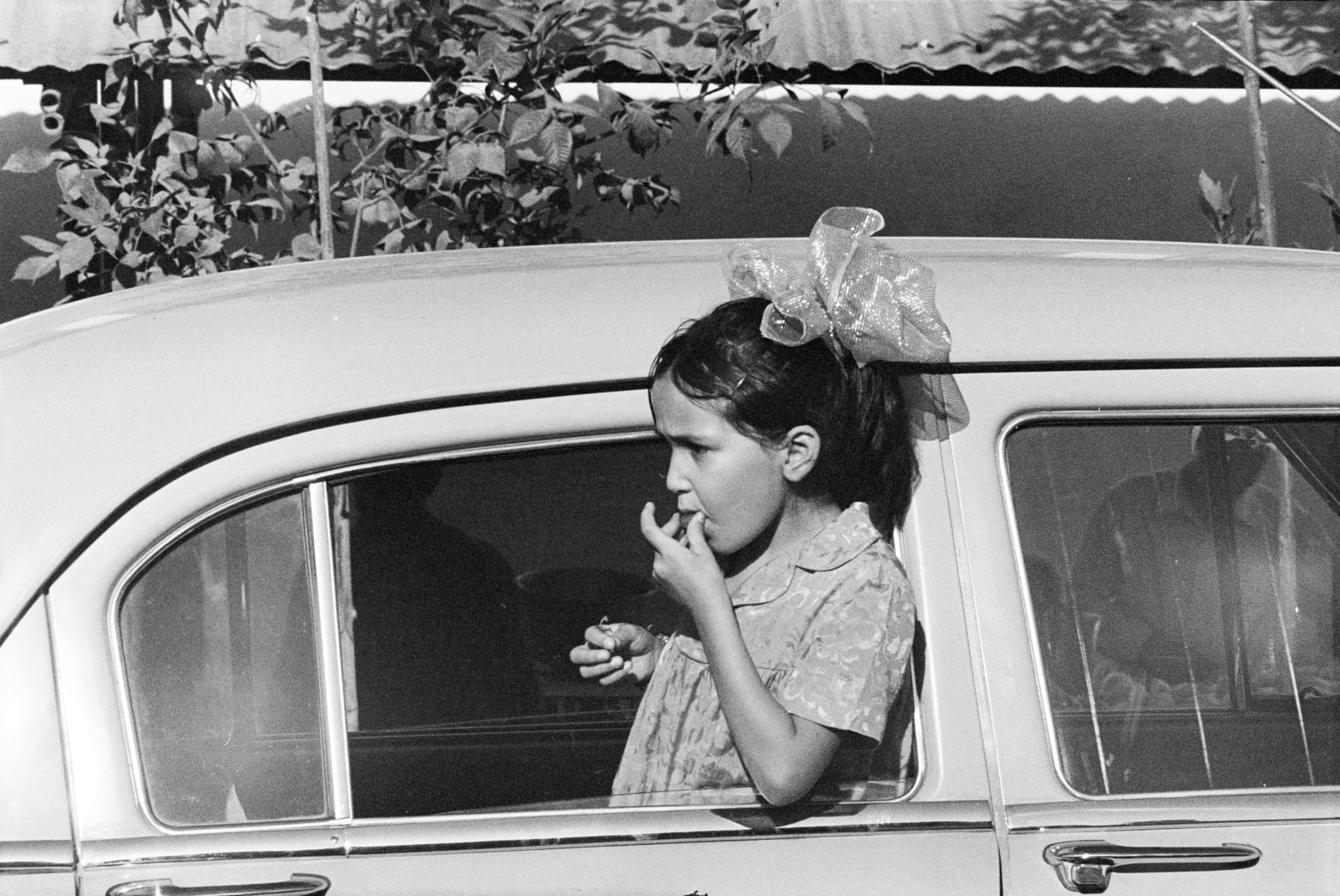 Uzbekistan, 1971, Kereki Sándor, Soviet Union, girl, leaning out of the window, ribbon, Fortepan #204777