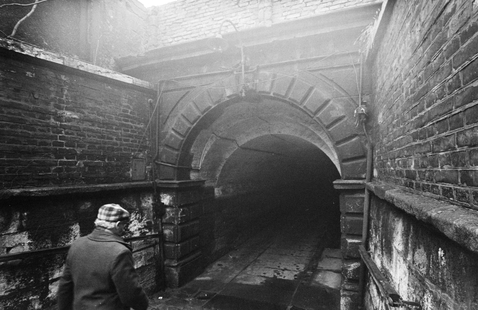 Magyarország, Budapest VI., a Nyugati pályaudvar vágányai alatt átvezető, a Bajza utcát és a Bulcsú utcát összekötő gyalogos aluljáró., 1974, Kereki Sándor, alagút, Budapest, Fortepan #204793