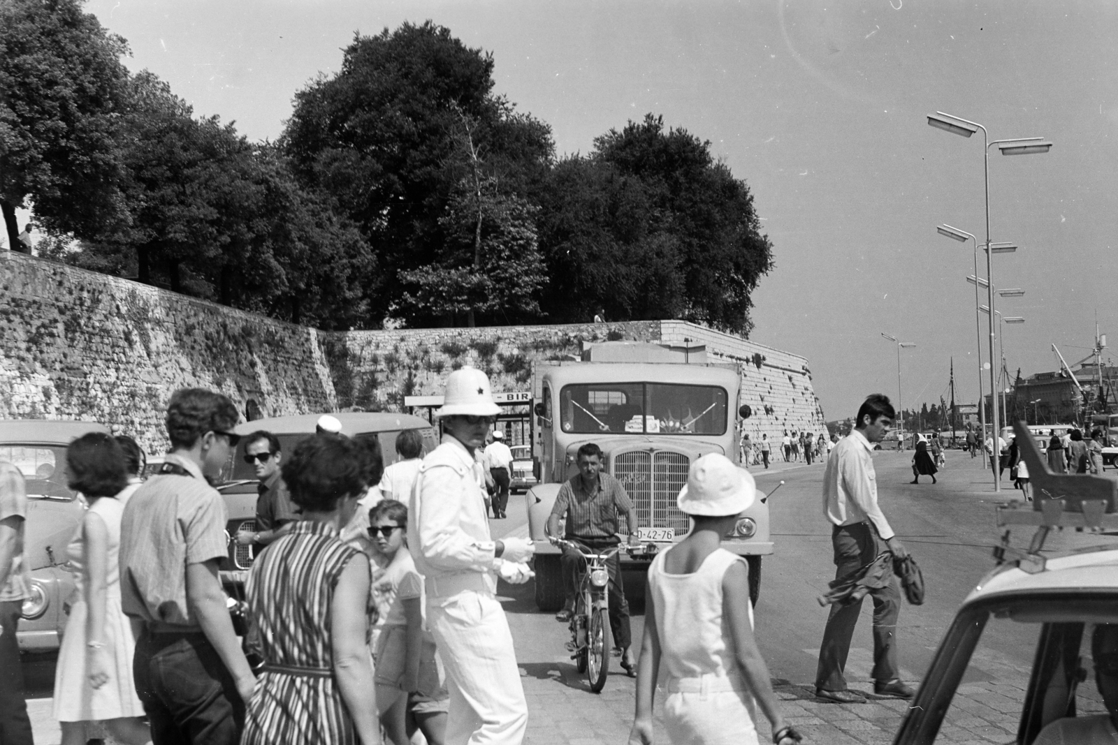 Horvátország,Adria, Zadar / Zára, Liburnska obala a Gradski híd felől., 1975, Kopányi György, Jugoszlávia, járókelő, Fortepan #204837